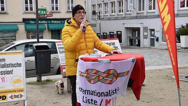 Manfred Setter war bei der Bundestagswahl 2021 Direktkandidat der Marxistisch-Leninistischen Partei Deutschlands (MLPD). Am Samstag war er Initiator einer Protestkundgebung auf dem Schweinfurter Wichtermann-Platz, die bei der Bevölkerung jedoch auf wenig Resonanz stieß. Manfred Setter war bei der Bundestagswahl 2021 Direktkandidat der Marxistisch-Leninistischen Partei Deutschlands (MLPD). Am Samstag war er Initiator einer Protestkundgebung auf dem Schweinfurter Wichtermann-Platz, die bei der Bevölkerung jedoch auf wenig Resonanz stieß.