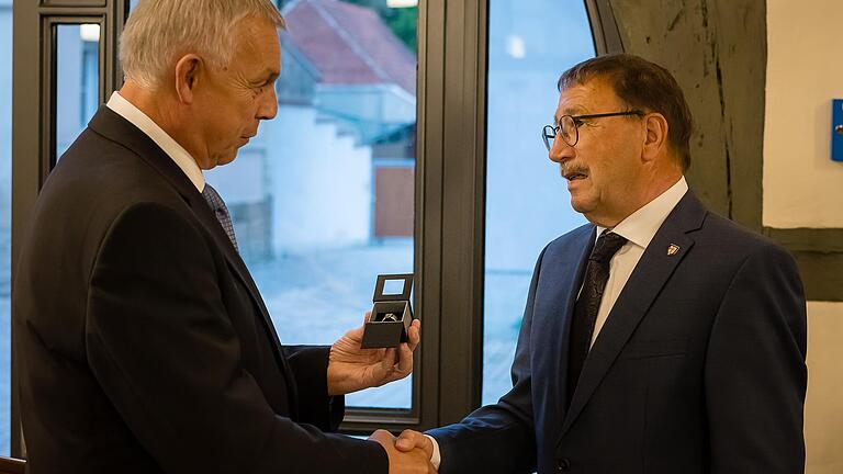 Zweiter Bürgermeister Winfried Reß überreicht Friedel Heckenlauer den Ehrenring des Marktes. Zweiter Bürgermeister Winfried Reß überreicht Friedel Heckenlauer den Ehrenring des Marktes. 