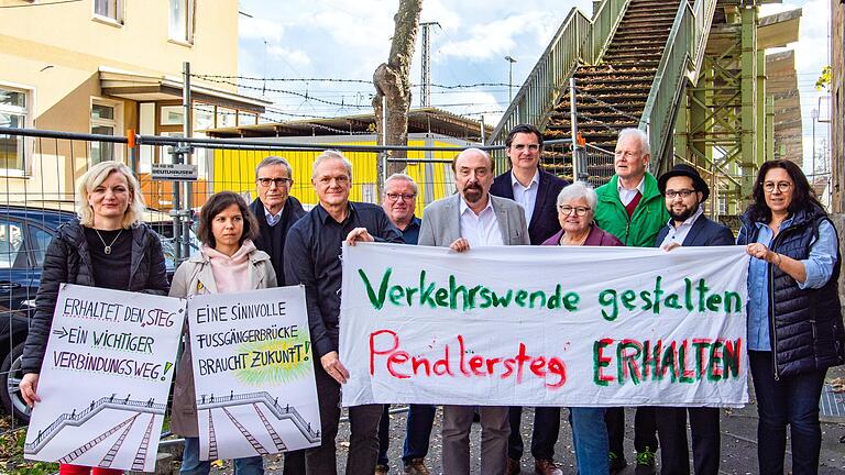 SPD und Grüne protestierten gegen die Abrisspläne des Fußgängerstegs zwischen Hauptbahnhof und Ernst-Sachs-Straße. Im Bild (von links) Marietta Eder (SPD), Johanna Häckner (Bündnis 90/Die Grünen), Joachim Schmidl (SPD), Holger Laschka (Grüne), Horst Rethschulte, Peter Hofmann und Ralf Hofmann (SPD), Marianne Prowald (SPD), Reginhard von Hirschhausen (Grüne), Nicolas Lommatzsch (Grüne) und Ayfer Rethschulte (Bündnis 90/Die Grünen). SPD und Grüne protestierten gegen die Abrisspläne des Fußgängerstegs zwischen Hauptbahnhof und Ernst-Sachs-Straße. Im Bild (von links) Marietta Eder (SPD), Johanna Häckner (Bündnis 90/Die Grünen), Joachim Schmidl (SPD), Holger Laschka (Grüne), Horst Rethschulte, Peter Hofmann und Ralf Hofmann (SPD), Marianne Prowald (SPD), Reginhard von Hirschhausen (Grüne), Nicolas Lommatzsch (Grüne) und Ayfer Rethschulte (Bündnis 90/Die Grünen).