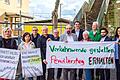 SPD und Grüne protestierten gegen die Abrisspläne des Fußgängerstegs zwischen Hauptbahnhof und Ernst-Sachs-Straße. Im Bild (von links) Marietta Eder (SPD), Johanna Häckner (Bündnis 90/Die Grünen), Joachim Schmidl (SPD), Holger Laschka (Grüne), Horst Rethschulte, Peter Hofmann und Ralf Hofmann (SPD), Marianne Prowald (SPD), Reginhard von Hirschhausen (Grüne), Nicolas Lommatzsch (Grüne) und Ayfer Rethschulte (Bündnis 90/Die Grünen).