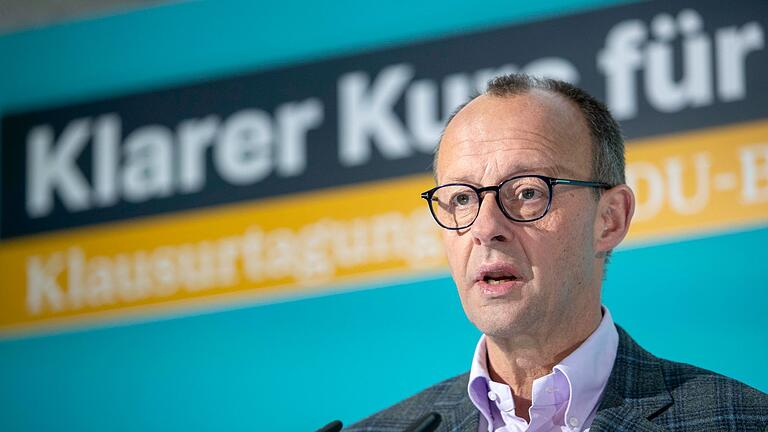 Fortsetzung Klausurtagung CDU-Bundesvorstand.jpeg       -  CDU-Parteichef Friedrich Merz spricht bei der Abschluss-Pressekonferenz der Klausurtagung vom CDU-Bundesvorstand im Hotel «Marriott» .