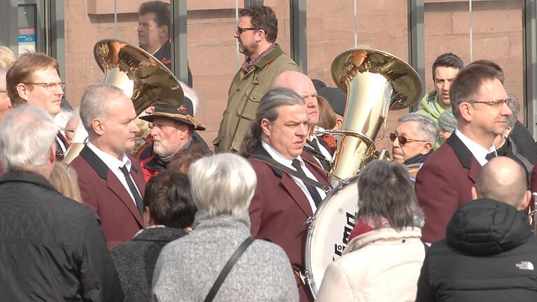 Die Stadtkapelle hat Pause, spielt bei der knapp einstündigen Schweigeprozession am Karfreitag nur acht Choräle. Nur einer ist permanent konzentriert: Frank Nätscher an der Pauke.