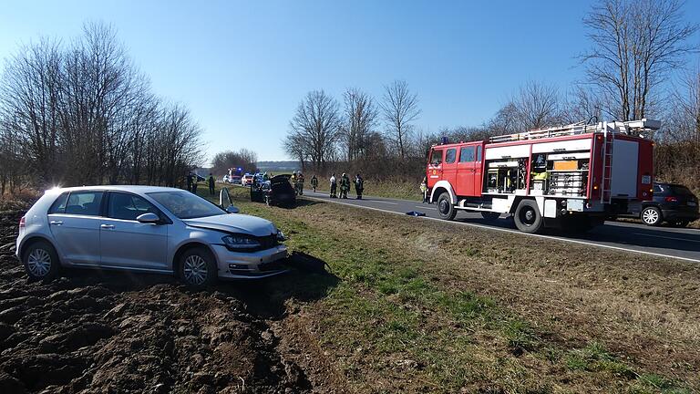 Auch der Mann am Steuer des VW Golf erlitt schwere Verletzungen - in Lebensgefahr war er nach Polizeiangaben aber nicht.