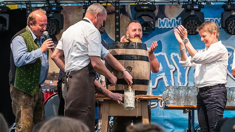 Bieranstich auf der 72. Laurenzi-Messe in Marktheidenfeld. Bieranstich auf der 72. Laurenzi-Messe in Marktheidenfeld.