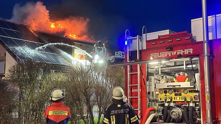 Am frühen Montagabend schlug ein Blitz in das Haus der Familie Hußeneder in Wegfurt ein. Die Feuerwehren bekämpften mit etwa 100 Einsatzkräften den Brand. Am frühen Montagabend schlug ein Blitz in das Haus der Familie Hußeneder in Wegfurt ein. Die Feuerwehren bekämpften mit etwa 100 Einsatzkräften den Brand.