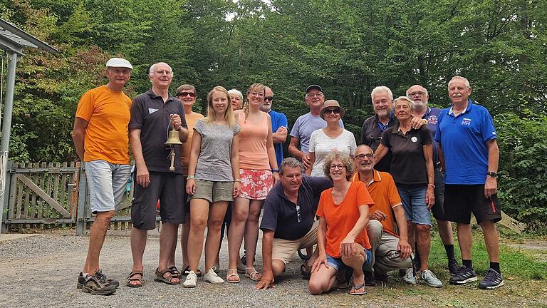 Strahlende Segler beim SCES am Ende der Herbstregatta. Vorne (kniend von links) der Gewinner Thomas Hübner, die zweitplatzierten Silvia Feuß und Tobias Hausmann sowie (stehend rechts) die Dritten Bernd Hildenbrand und Manfred Pretscher. Strahlende Segler beim SCES am Ende der Herbstregatta. Vorne (kniend von links) der Gewinner Thomas Hübner, die zweitplatzierten Silvia Feuß und Tobias Hausmann sowie (stehend rechts) die Dritten Bernd Hildenbrand und Manfred Pretscher.