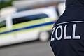 Zoll (Symbolbild)       -  Rund 350 Einsatzkräfte des Zolls haben rund 50 Objekte in Hamburg, Schleswig-Holstein, Niedersachsen und Bayern durchsucht. Der Verdacht: Schwarzarbeit und Sozialversicherungsbetrug. (Foto Illustration)