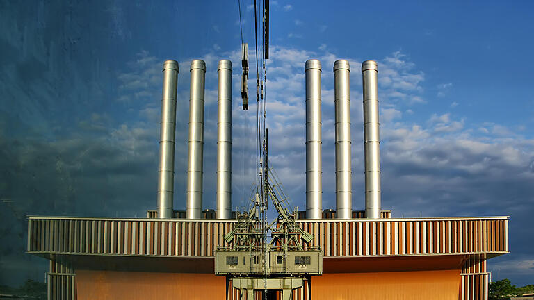 60 Jahre Fotoclub Heidingsfeld, das Heizkraftwerk am Hafen spiegelt sich in der Fassade des Kulturspeichers
