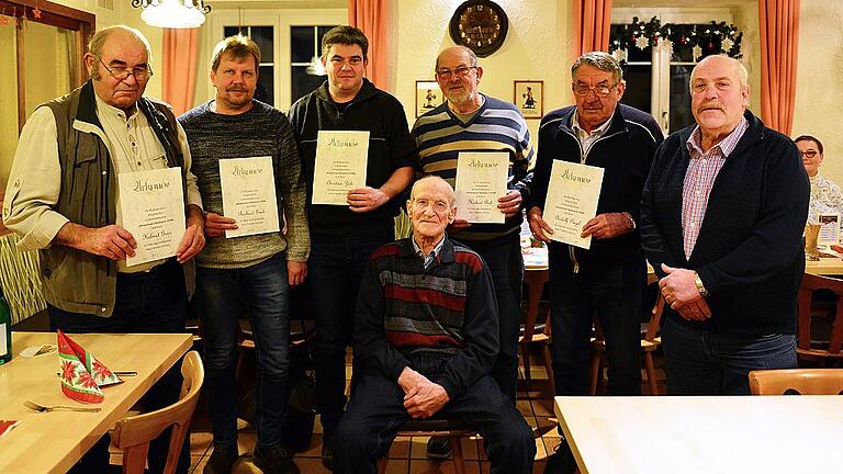Langjährige Vereinstreue: Dafür erhielten (von links) Helmut Geiß, Richard Guck, Christian Zirk, Herbert Reß und Rudolf Pagel Ehrenurkunden beim Brieftaubenverein Mittelstreu. Rechts auf dem Bild der amtierende Vorsitzende Hubert Zirk und sitzend der 95-jährige Konrad Liebst (Ehrenvorstandsmitglied).
