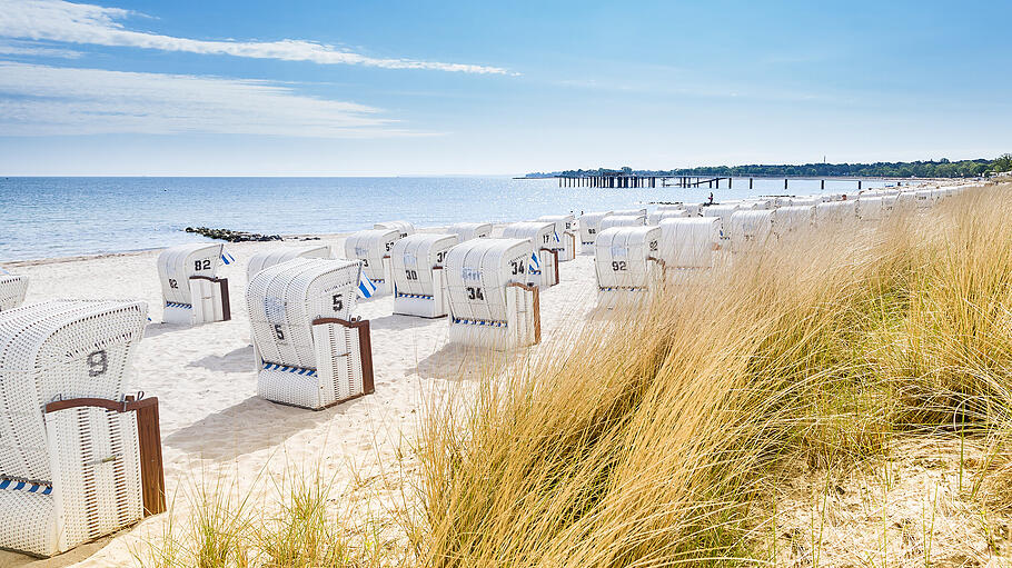 Flitterwochen in Deutschland       -  Meer, Strandkörbe und helle Sandstrände - wenn Sie Ihren Honeymoon an Ostsee oder Nordsee verbringen, werden sie weit entfernte Länder nicht vermissen.