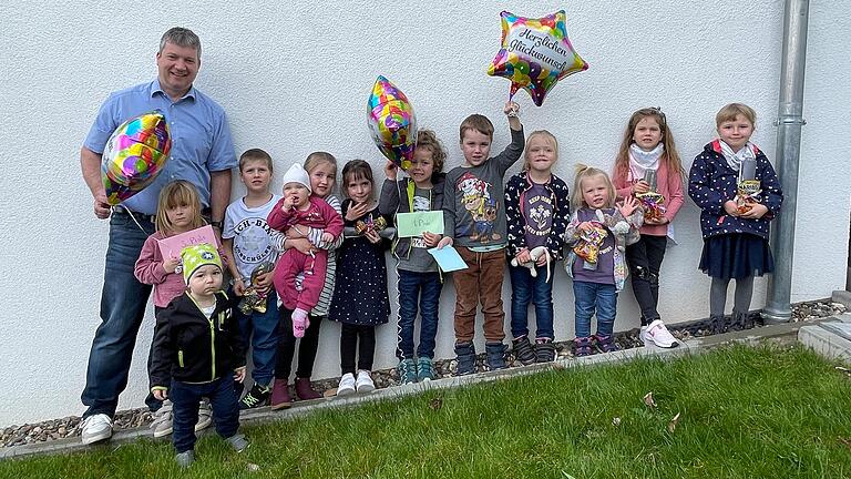 Die glücklichen Kinder, deren Karten vom Luftballonwettbewerb des Gädheimer Bauernmarktes zurückgesendet wurden, gemeinsam mit Bürgermeister Peter Kraus.