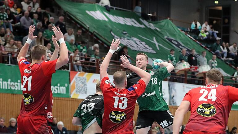 Steffen Kaufmann (am Ball) war mit neun Toren gegen den HBW Balingen-Weilstetten II (von links Till Wente, Silas Wagner, Bastian Oesterle) bester Werfer der Wölfe Würzburg. Steffen Kaufmann (am Ball) war mit neun Toren gegen den HBW Balingen-Weilstetten II (von links Till Wente, Silas Wagner, Bastian Oesterle) bester Werfer der Wölfe Würzburg.