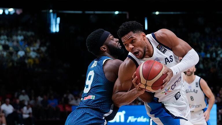 Basketball: Olympia-Qualifikation       -  Griechenlands Star Giannis Antetokounmpo (r.) fordert im Viertelfinale die deutschen Basketballer.