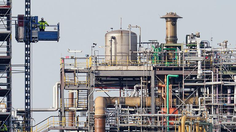 Die Stimmung in der Chemischen Industrie ist gestiegen.       -  Die Stimmung in der deutschen Chemischen Industrie ist deutlich gestiegen.