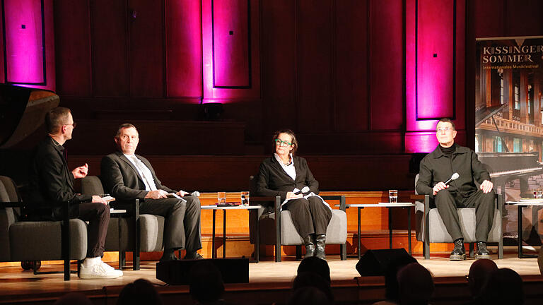 Vorstellung Programm Kissinger Sommer 2025 - Bad Kissinger Geschäftsleute (von links): Intendant Alexander Steinbeis, Matthias Heid (Grand Hotel Kaiserhof Victoria), Eva-Maria Pfrang (Akzente - WohnGenuss & LebensArt), Malte Meinck, (Schmuck Atelier Meinck). Nicht auf dem Foto: Ralf Ludewig (Modehaus Ludewig). Vorstellung Programm Kissinger Sommer 2025 - Bad Kissinger Geschäftsleute (von links): Intendant Alexander Steinbeis, Matthias Heid (Grand Hotel Kaiserhof Victoria), Eva-Maria Pfrang (Akzente - WohnGenuss & LebensArt), Malte Meinck, (Schmuck Atelier Meinck). Nicht auf dem Foto: Ralf Ludewig (Modehaus Ludewig).