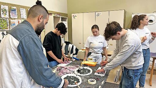 Beim Verschönern der Gipskartonplatten erhielten Schüler der Anton-Kliegl-Mittelschule Einblick in den Beruf Maler und Lackierer.       -  Beim Verschönern der Gipskartonplatten erhielten Schüler der Anton-Kliegl-Mittelschule Einblick in den Beruf Maler und Lackierer.