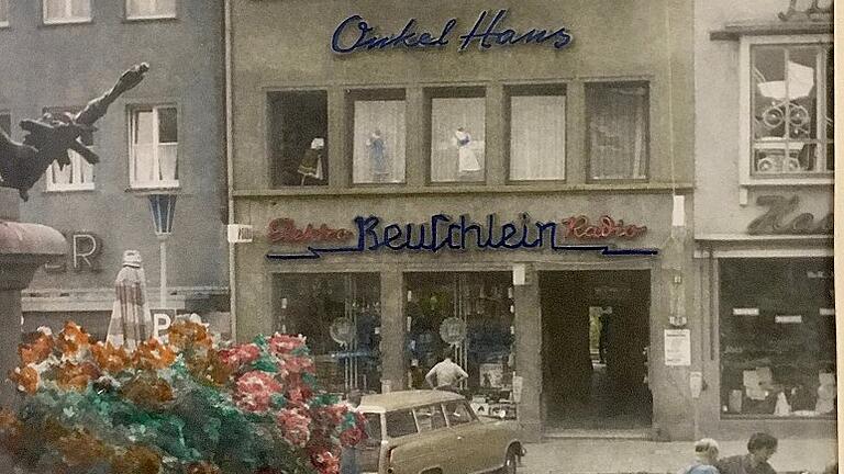 Marktplatz-Idyll aus längst vergangener Zeit. Die Kunden fuhren allerdings seinerzeit noch bis vor die Haustür. Marktplatz-Idyll aus längst vergangener Zeit. Die Kunden fuhren allerdings seinerzeit noch bis vor die Haustür.