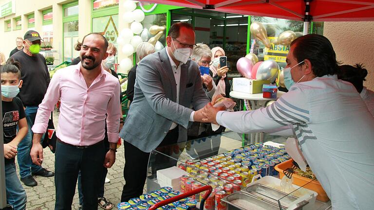 Döner für alle gab's beim Eröffnungsfest des Supermarkts Arslan im Karlstadter Tiefenweg.