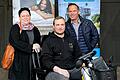 Fahrzeugübergabe auf dem Firmengelände der Firma AIO AG, Höchberg (von links): Mutter Kerstin, Ben und Ingo Dörn, Vorstand der Firma AIO.