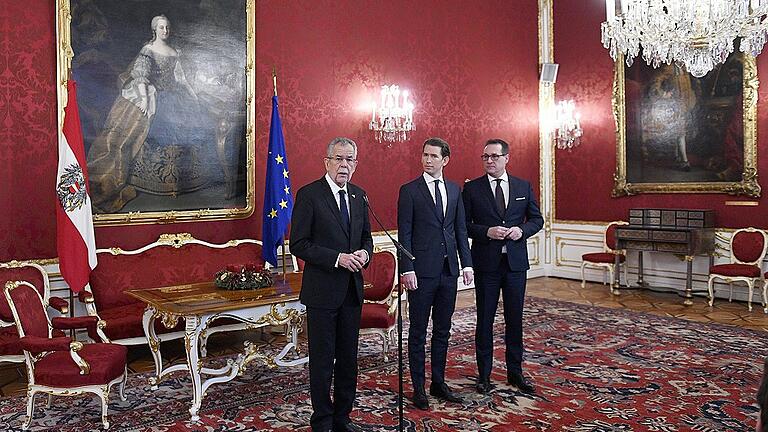 ÖVP-FPÖ-Bündnis in Österreich - ÖVP-Obmann Sebastian Kurz (Mitte) und FPÖ-Obmann Heinz-Christian Strache (rechts) beim österreichischen Bundespräsidenten Alexander Van der Bellen in der Hofburg ÖVP-FPÖ-Bündnis in Österreich - ÖVP-Obmann Sebastian Kurz (Mitte) und FPÖ-Obmann Heinz-Christian Strache (rechts) beim österreichischen Bundespräsidenten Alexander Van der Bellen in der Hofburg