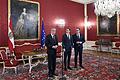 ÖVP-FPÖ-Bündnis in Österreich       -  ÖVP-Obmann Sebastian Kurz (Mitte) und FPÖ-Obmann Heinz-Christian Strache (rechts) beim österreichischen Bundespräsidenten Alexander Van der Bellen in der Hofburg