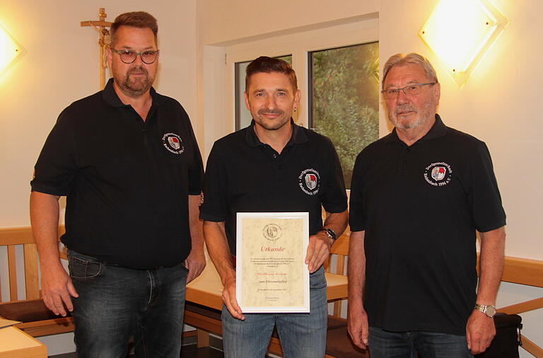Vorsitzender Thomas Resch (links) und Stellvertreter Günter Hofmann (rechts) mit dem zum Ehrenmitglied ernannten Matthias Krapp, Initiator des Kapellenbaus und langjähriger Vorsitzender der Eschenbacher Dorfgemeinschaft. Vorsitzender Thomas Resch (links) und Stellvertreter Günter Hofmann (rechts) mit dem zum Ehrenmitglied ernannten Matthias Krapp, Initiator des Kapellenbaus und langjähriger Vorsitzender der Eschenbacher Dorfgemeinschaft.