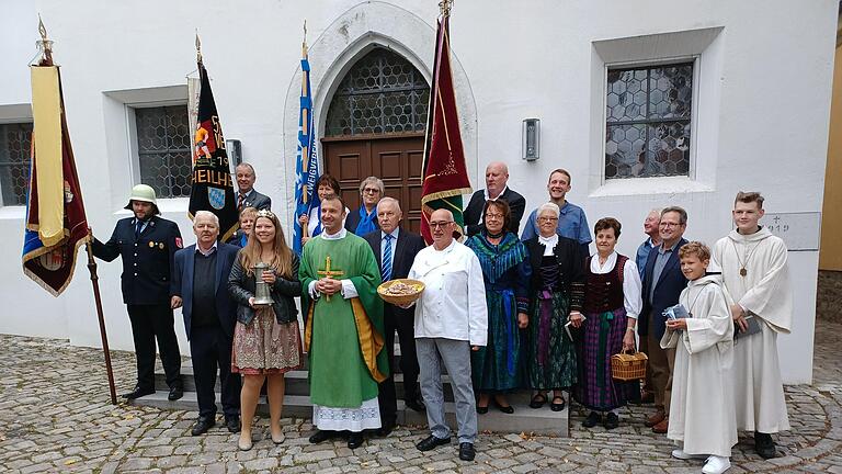 Einzug der örtlichen Vereine und Gruppierungen zum Erntedankfest. Einzug der örtlichen Vereine und Gruppierungen zum Erntedankfest.