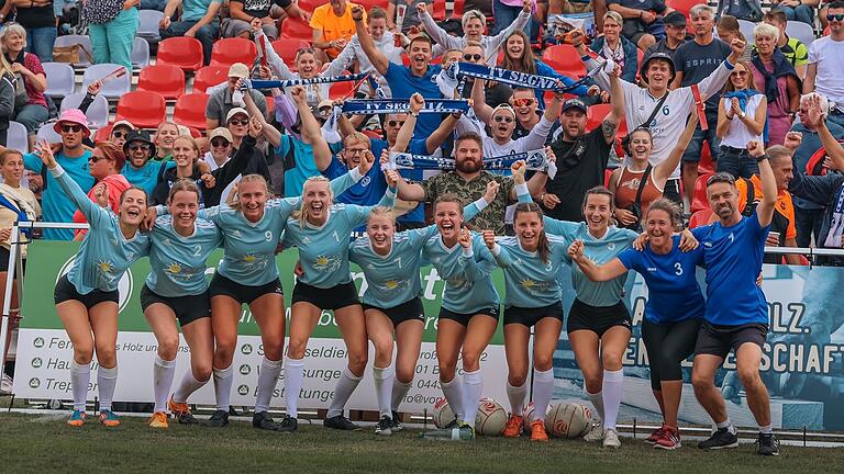 Die Segnitzer Faustballerinnen mit (von links) Sophie Müller, Luisa Kaemmer, Svenja Schröder, Helen Gernet, Lena Mark, Antonia Fuchs, Ursina Sagstetter, Tatjana Müller, Trainerin Steffi Lauck und Trainer Uli Lauck feiern mit ihren mitgereisten Fans den dritten Platz bei der Endrunde um die deutsche Faustball-Meisterschaft der Frauen in Brettorf. Die Segnitzer Faustballerinnen mit (von links) Sophie Müller, Luisa Kaemmer, Svenja Schröder, Helen Gernet, Lena Mark, Antonia Fuchs, Ursina Sagstetter, Tatjana Müller, Trainerin Steffi Lauck und Trainer Uli Lauck feiern mit ihren mitgereisten Fans den dritten Platz bei der Endrunde um die deutsche Faustball-Meisterschaft der Frauen in Brettorf.
