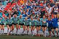 Die Segnitzer Faustballerinnen mit (von links) Sophie Müller, Luisa Kaemmer, Svenja Schröder, Helen Gernet, Lena Mark, Antonia Fuchs, Ursina Sagstetter, Tatjana Müller, Trainerin Steffi Lauck und Trainer Uli Lauck feiern mit ihren mitgereisten Fans den dritten Platz bei der Endrunde um die deutsche Faustball-Meisterschaft der Frauen in Brettorf.