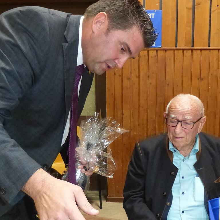 Rekordverdächtig: Seit der Gründung 1946 ist Heinz Eck Mitglied im TSV Rottenbauer. Vorstandsvorsitzender Matthias Purucker (links) gratulierte.