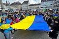 Zur Kundgebung auf dem unteren Markt versammelten sich die Teilnehmerinnen und Teilnehmer um eine 30 Quadratmeter große ukrainische Flagge.