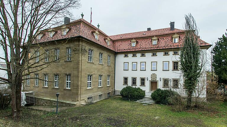 Wieder instandgesetzt wurde das Schloss Obbach von Professor Andreas Schäfer. Der ältere Teil (rechts) wurde Ende des 17. Jahrhunderts erbaut, der jüngere Teil (links) Mitte des 18. Jahrhunderts.