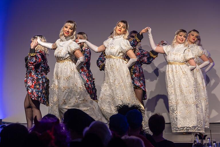 Die Ballsaison ist eröffnet. Eleganz auf der Bühne mit den Damen der Garde Burgpreppach. Die Ballsaison ist eröffnet. Eleganz auf der Bühne mit den Damen der Garde Burgpreppach.