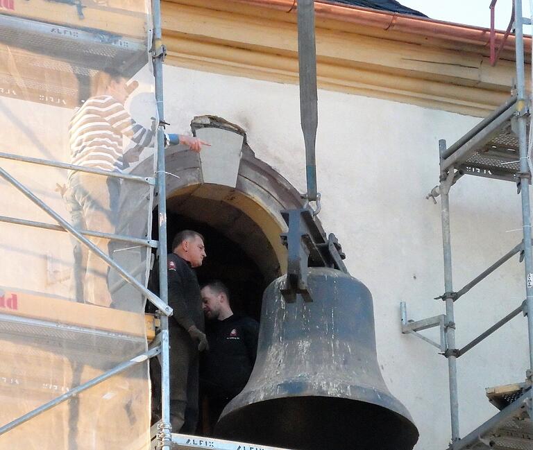Sie sorgten in luftiger Höhe dafür, dass die Glocken sicher auf den Boden kommen: Mitarbeiter der Firma Glocken-Willing aus Gräfenhain in der Nähe von Gotha. Sie sorgten in luftiger Höhe dafür, dass die Glocken sicher auf den Boden kommen: Mitarbeiter der Firma Glocken-Willing aus Gräfenhain in der Nähe von Gotha.