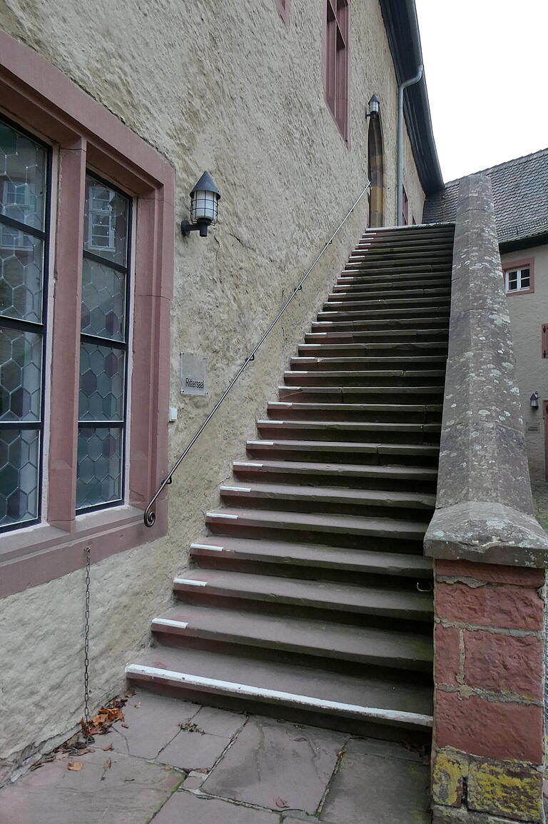 Die hohe Treppe zum Rittersaal muss abgetragen und saniert werden Die hohe Treppe zum Rittersaal muss abgetragen und saniert werden