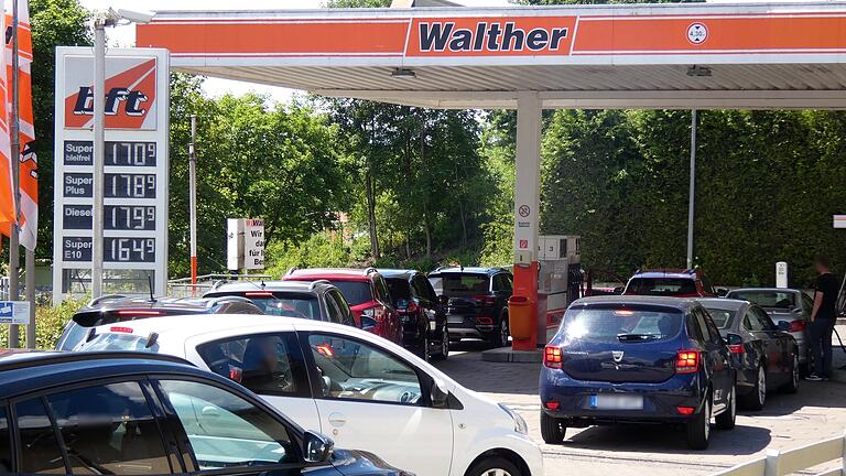 Auch an der Tankstelle in der Schweinfurter Straße standen die Autos Schlange, denn hier gab es mit die günstigsten Spritpreise im ganzen Landkreis.