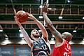 Javon Bess (rechts) verteidigt den Rasta Vechtas Aufbauspieler Tommy Kuhse. Der Würzburger wurde von den Managern der BBL als bester Verteidiger ausgezeichnet.&nbsp;