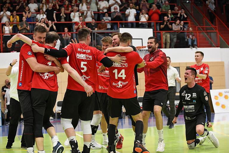 Nach dem entscheidenden Punkt zur Meisterschaft liegen sich die Spieler des VC Eltmann in den Armen. Nach dem entscheidenden Punkt zur Meisterschaft liegen sich die Spieler des VC Eltmann in den Armen.