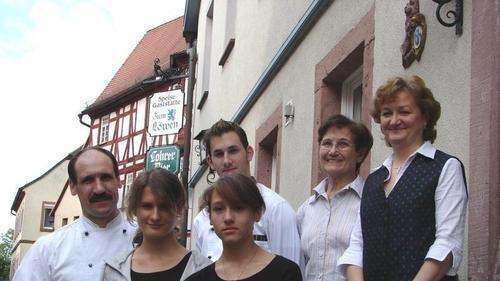 Sie sind das Familienteam der heutigen Generation Wirth im Gasthaus „Löwen“ in Rieneck: (von links) Chef Horst Wirth mit seinen Töchtern Ivonne (16) und Patricia (14), seine Mutter Trudel Wirth, sowie Ehefrau Ingeborg Wirth. Hinten der Koch-Azubi Arta Fetahoglu. - Sie sind das Familienteam der heutigen Generation Wirth im Gasthaus „Löwen“ in Rieneck: (von links) Chef Horst Wirth mit seinen Töchtern Ivonne (16) und Patricia (14), seine Mutter Trudel Wirth, sowie Ehefrau Ingeborg Wirth. Hinten der Koch-Azubi Arta Fetahoglu. Sie sind das Familienteam der heutigen Generation Wirth im Gasthaus „Löwen“ in Rieneck: (von links) Chef Horst Wirth mit seinen Töchtern Ivonne (16) und Patricia (14), seine Mutter Trudel Wirth, sowie Ehefrau Ingeborg Wirth. Hinten der Koch-Azubi Arta Fetahoglu. - Sie sind das Familienteam der heutigen Generation Wirth im Gasthaus „Löwen“ in Rieneck: (von links) Chef Horst Wirth mit seinen Töchtern Ivonne (16) und Patricia (14), seine Mutter Trudel Wirth, sowie Ehefrau Ingeborg Wirth. Hinten der Koch-Azubi Arta Fetahoglu.