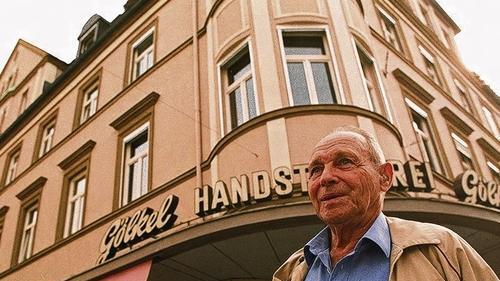 September 2000: Joske Ereli vor seinem Elternhaus, dem einstigen Modehaus Ehrlich, in der Ludwigstraße. September 2000: Joske Ereli vor seinem Elternhaus, dem einstigen Modehaus Ehrlich, in der Ludwigstraße.