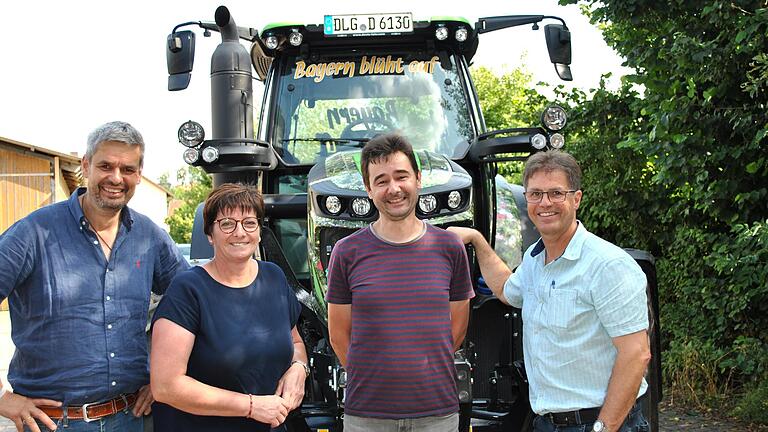 Endpunkt der Schleppertour innerhalb der Aktion &quot;Bayern blüht auf&quot;: Auf dem Hof von Jochen Then (Zweiter von rechts) in Burglauer entließen (von links) BBV-Kreisgeschäftsführer Michael Diestel, Kreisbäuerin Margit Ziegler und BBV-Kreisobmann Mathias Klöffel den Traktor in den Nachbarlandkreis Bad Kissingen.