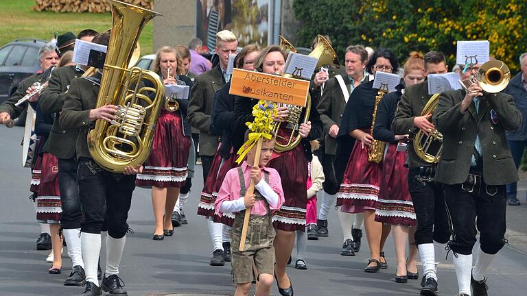 Sie richten in diesem Jahr das Bläsertreffen der Gemeinde Schonungen aus: Die Abersfelder Musikanten beim Festzug dieser Veranstaltung 2017 in Waldsachsen (Archivfoto).