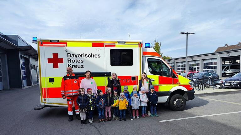 Die begeisterten Kinder vor einem Rettungswagen. Die begeisterten Kinder vor einem Rettungswagen.