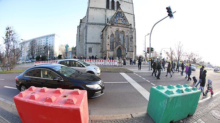 Nach Todesfahrt auf Weihnachtsmarkt in Magdeburg - Das Sicherheitskonzept für den Weihnachtsmarkt und die polizeiliche Einsatzkonzeption stehen im Fokus. (Archivbild) Nach Todesfahrt auf Weihnachtsmarkt in Magdeburg - Das Sicherheitskonzept für den Weihnachtsmarkt und die polizeiliche Einsatzkonzeption stehen im Fokus. (Archivbild)