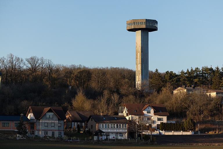 Den Bayernturm sieht man - klein - vom Bibra-Denkmal aus. Er ist aber nicht weit weg vom Startpunkt der Wanderung. Vom 38 Meter hohen Turm hat man einen guten Blick auf die ehemalige Grenze nach Thüringen. Den Bayernturm sieht man - klein - vom Bibra-Denkmal aus. Er ist aber nicht weit weg vom Startpunkt der Wanderung. Vom 38 Meter hohen Turm hat man einen guten Blick auf die ehemalige Grenze nach Thüringen. 