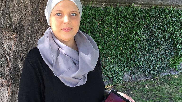 Die Krebspatientin Julia A. mit dem geliehenen Tablet, das ihr während der anstehenden Stammzelltherapie helfen soll, den Kontakt zu ihrer Familie zu halten. Die Krebspatientin Julia A. mit dem geliehenen Tablet, das ihr während der anstehenden Stammzelltherapie helfen soll, den Kontakt zu ihrer Familie zu halten.
