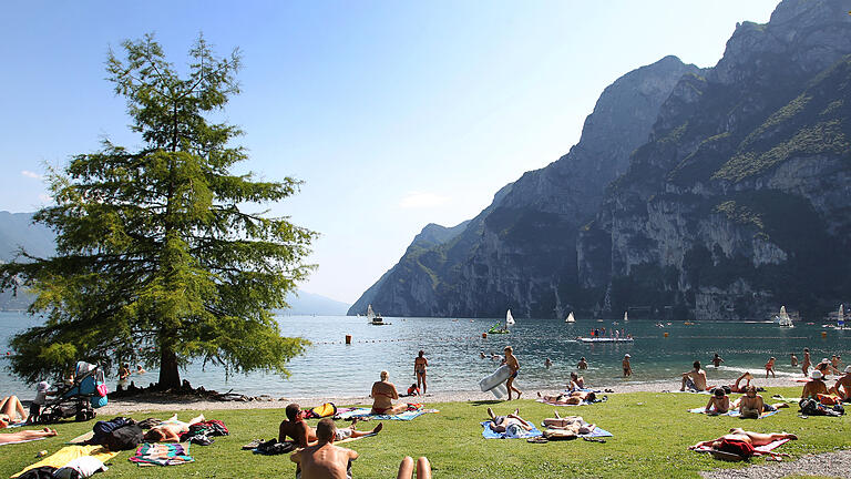 Gardasee.jpeg       -  Am Gardasee kann man sich nicht nur am Strand bräunen, sondern auch viele Klettergebiete besuchen.