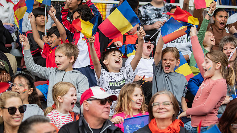 Vor Beginn der EM: Rumäniens Fußball Nationalmannschaft sorgt für Begeisterung am Würzburger Dallenberg. Rund 3000 Menschen besuchen das öffentliche Training des rumänischen Teams.