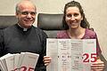 Dekan Thomas Holler und Bezirkskantorin Julia Kohler mit dem neuen Programm der Musikkirche Tauberbischofsheim.