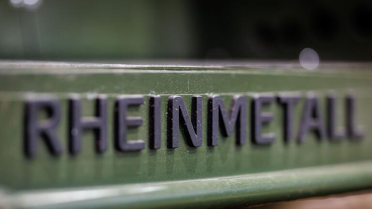 Rheinmetall-Logo - Rheinmetall-Logo auf einem Militärfahrzeug - die Nachfrage nach den Rüstungsgütern des Düsseldorfer Unternehmens ist stark gestiegen. Rheinmetall-Logo - Rheinmetall-Logo auf einem Militärfahrzeug - die Nachfrage nach den Rüstungsgütern des Düsseldorfer Unternehmens ist stark gestiegen.
